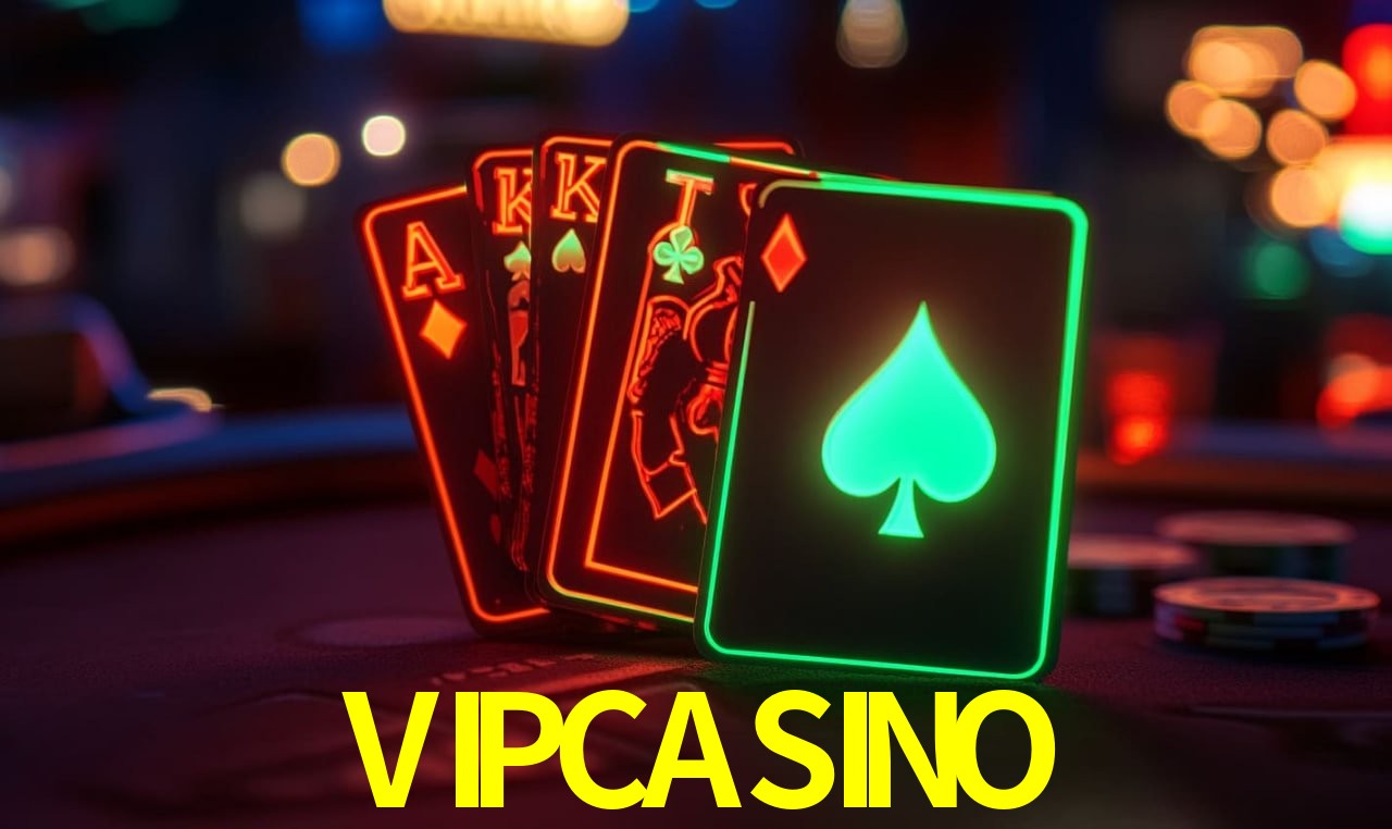 Escena dinámica inspirada en casino con iluminación VIPCASINO, cartas, fichas e íconos de juegos digitales en un espacio moderno de juegos.